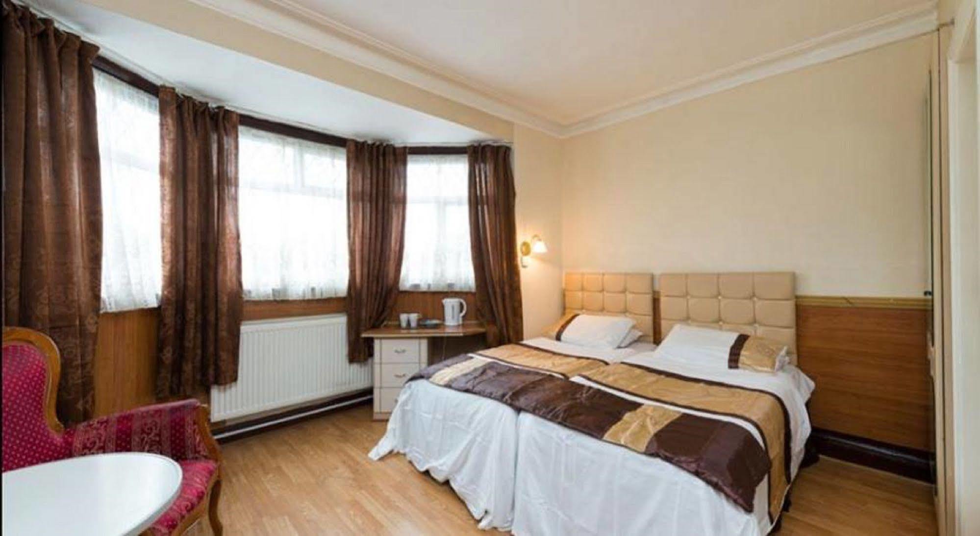 Bed & Breakfast Golders 5*